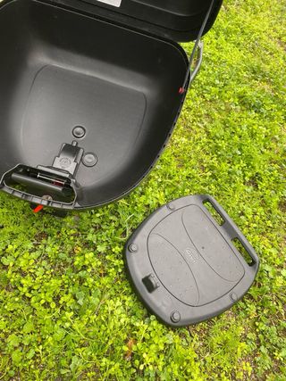 Baúl Cofre Givi  y soporte Burman 400 año 2015.