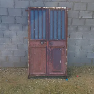 Puerta doble de acero con rejas