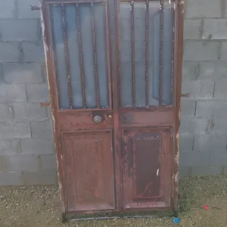 Puerta doble de acero con rejas