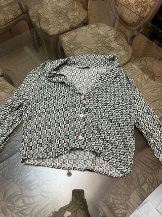 Blusa verde y blanca estampada