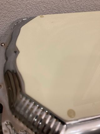 Bandeja metálica con asas. fondo :cristal espejo