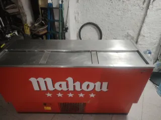 Nevera de bar Mahou roja