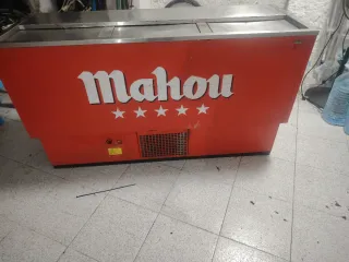 Nevera de bar Mahou roja
