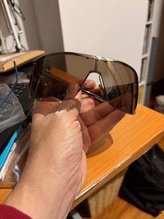 Gafas de sol mujer Armani marrones y plateadas.