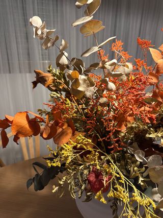 Centro de flores secas y preservadas con jarron.