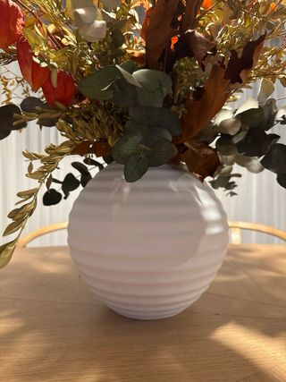 Centro de flores secas y preservadas con jarron.