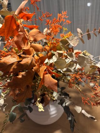 Centro de flores secas y preservadas con jarron.