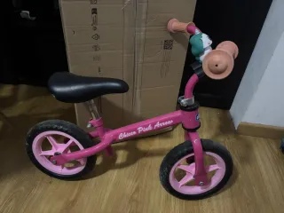 Bicicleta infantil rosa sin pedales