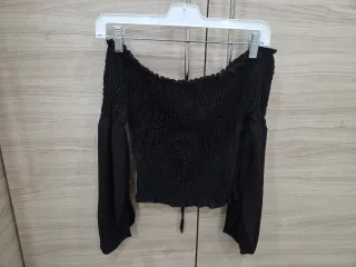 Top negro con mangas acampanadas
