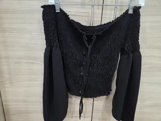 Top negro con mangas acampanadas