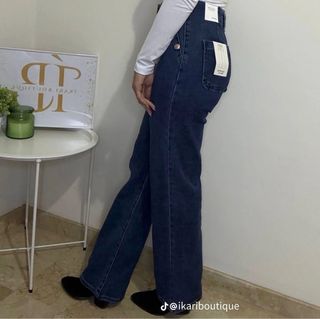 Pantalón vaquero azul con botones dorados