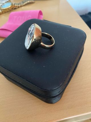 Anillo grande con piedra blanca y oro