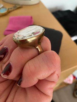 Anillo grande con piedra blanca y oro