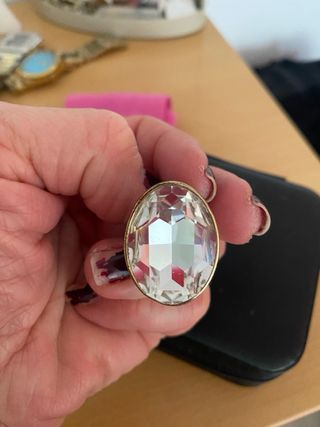 Anillo grande con piedra blanca y oro