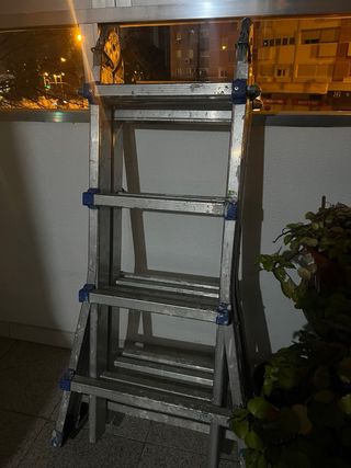 Escalera plegable de aluminio