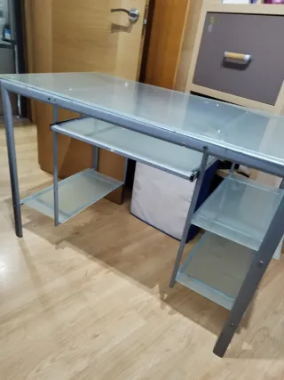 Mesa de ordenador cristal y metal