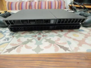 PS4 Negra 1TB + 4 Juegos + 2 Mandos originales