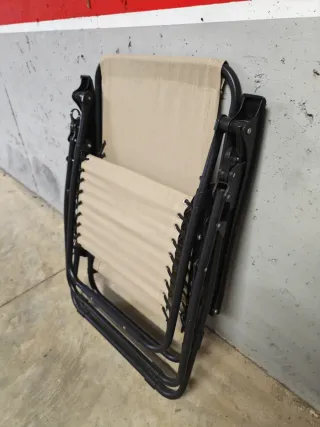 Tumbona plegable beige y negra