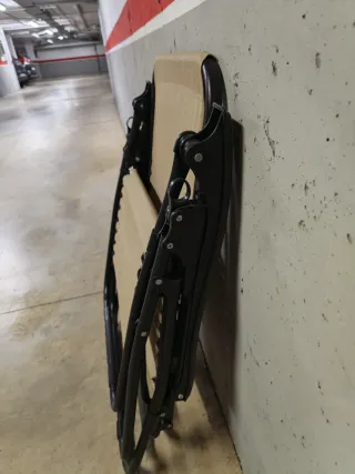 Tumbona plegable beige y negra