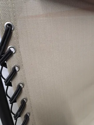 Tumbona plegable beige y negra