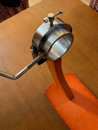 Jamonero de madera naranja