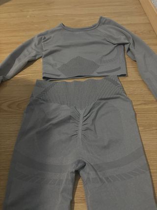 Conjunto deportivo gris