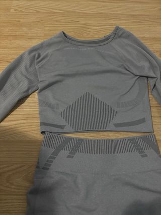 Conjunto deportivo gris