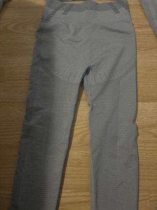 Conjunto deportivo gris