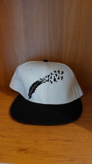 Cappello snapback bianco e nero con piuma