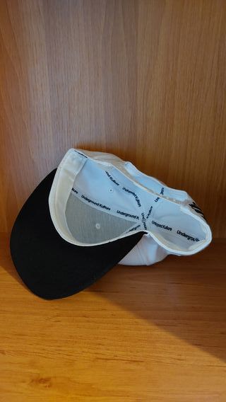 Cappello snapback bianco e nero con piuma