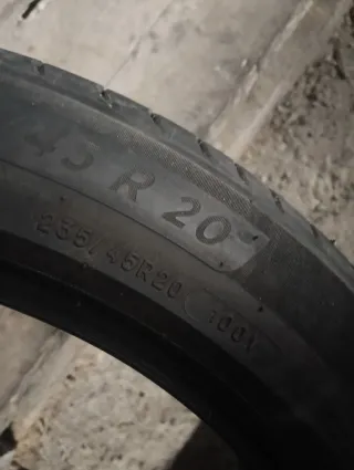 Neumáticos 235/45/20