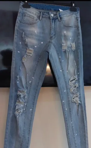 Pantalón vaquero desgastado con salpicaduras