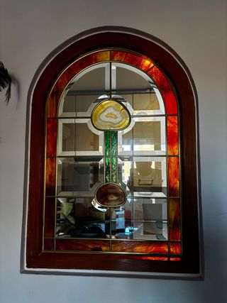 Elegante vitral hecho con cristal soplado y madera