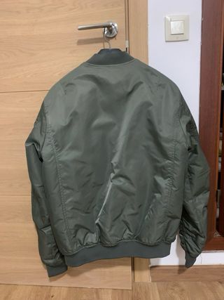 Cazadora bomber Pull and Bear verde T-L