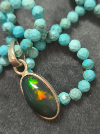 Collar Turquesa Facetada con Colgante Ópalo Negro