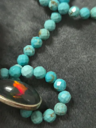 Collar Turquesa Facetada con Colgante Ópalo Negro