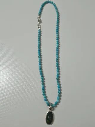 Collar Turquesa Facetada con Colgante Ópalo Negro