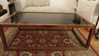 Mesa de centro de madera y cristal oscuro