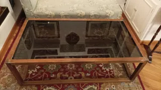 Mesa de centro de madera y cristal oscuro