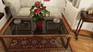 Mesa de centro de madera y cristal oscuro