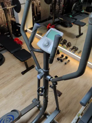 Máquina Elíptica Gris y Blanca