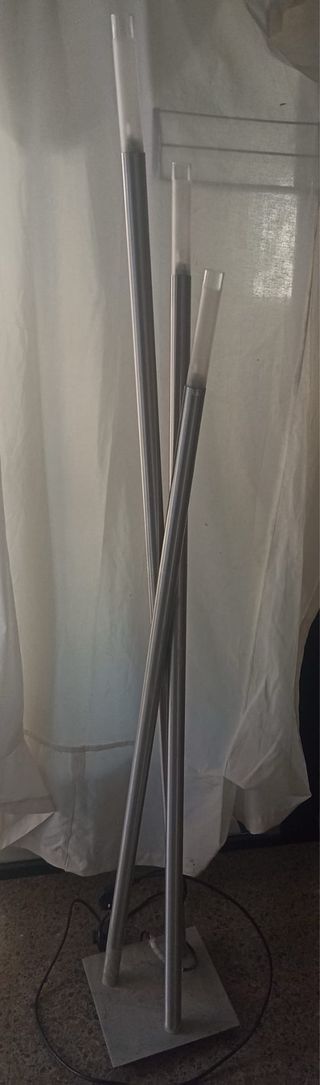 Lámpara de pie moderna plateada