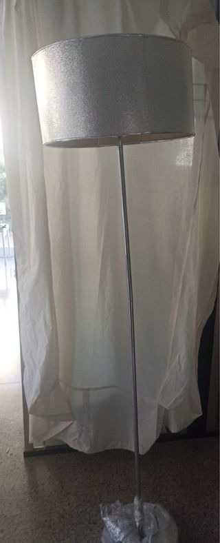 Lámpara de pie moderna plateada