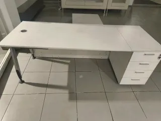 Escritorio blanco con cajonera y patas metálicas