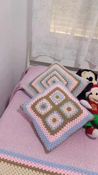 Manta tejida a mano a crochet