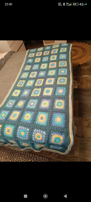 Manta tejida a mano a crochet