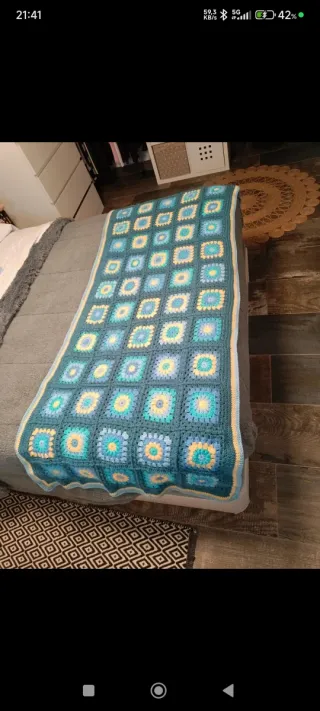 Manta tejida a mano a crochet