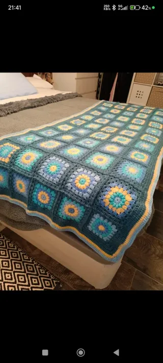 Manta tejida a mano a crochet