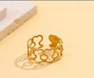 Anillo ajustable dorado con diseño de osito.