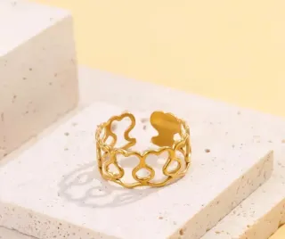 Anillo ajustable dorado con diseño de osito.